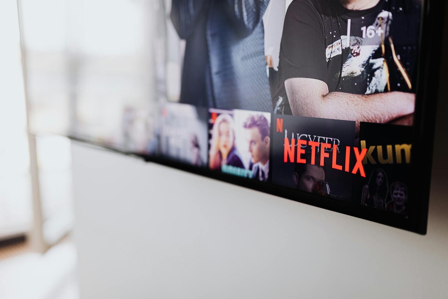 Imagen destacada para el artículo: 📺 Streaming en México: ¿Netflix, Max, Vix? Cómo Elegir (y Ahorrar) Sin Volverte Loco